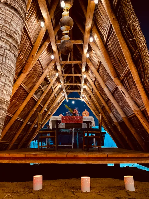 Club de playa en la noche