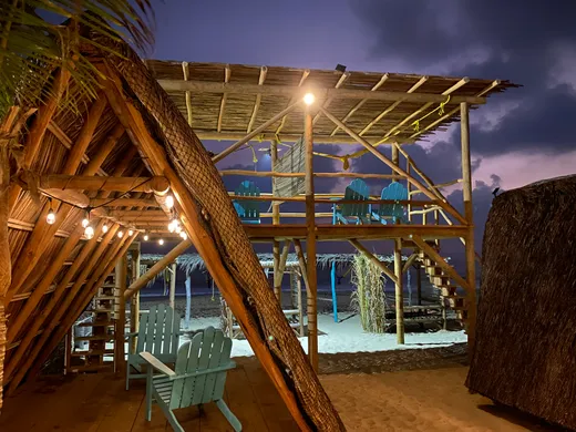 Club de playa en la noche