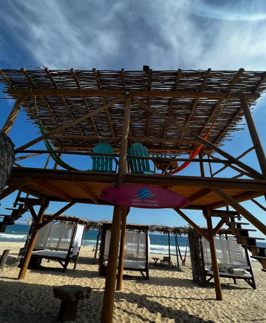 Club de playa segundo nivel con sillas