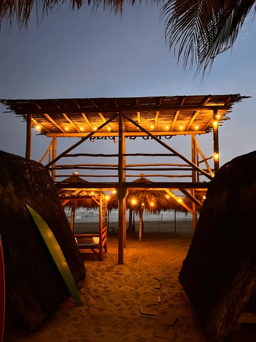 Club de playa con camastros