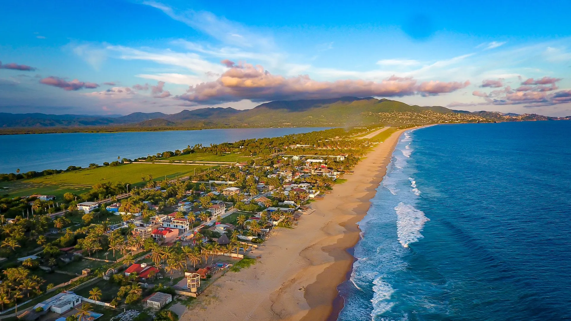 Mar y la laguna desde cielo con vista de Acapulco