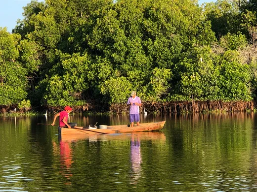 Pescador en la laguna Coyuca