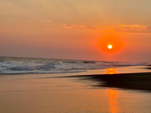 Puesta del sol sobre oceano Pacifico