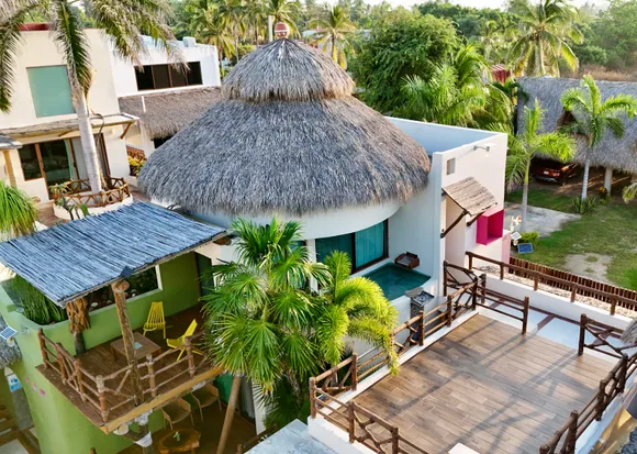 Foto del AV hotel desde el cielo.