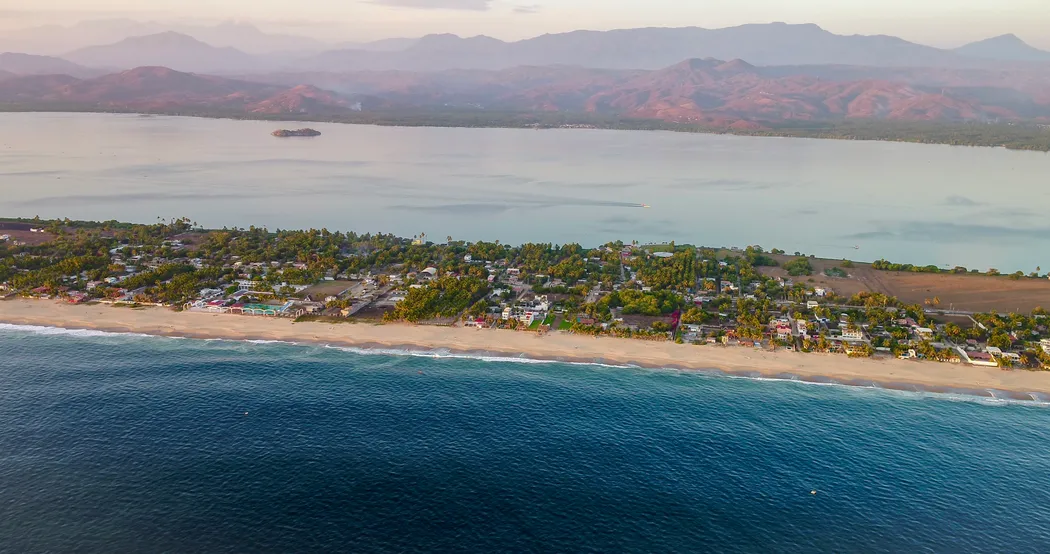 Hotel y su alrededor desde el cielo
